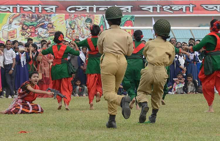 প্রতীকী মুক্তিযুদ্ধে অংশ নিয়েছে শিক্ষার্থীরা। ছবি : মিনহাজ উদ্দিন
