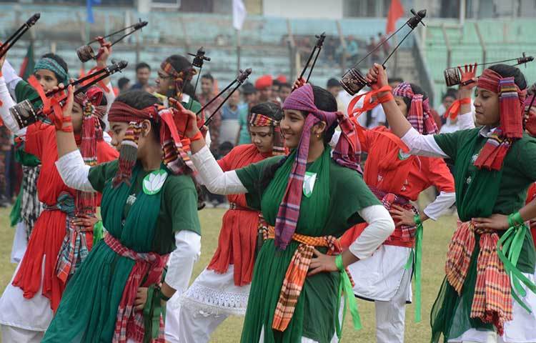 একতারা নিয়ে দেশের গানে নৃত্য পরিবেশন করছেন শিক্ষার্থীরা। ছবি : মিনহাজ উদ্দিন