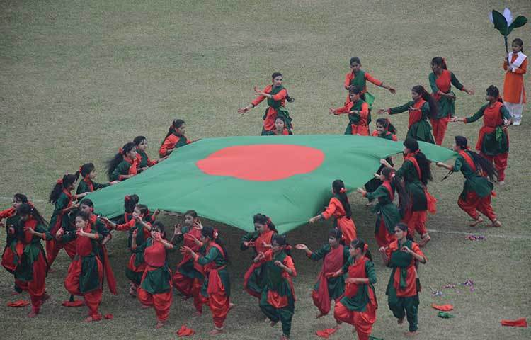 নাচে গানে জাতীয় পতাকা প্রদর্শন করা হচ্ছে। ছবি : মিনহাজ উদ্দিন