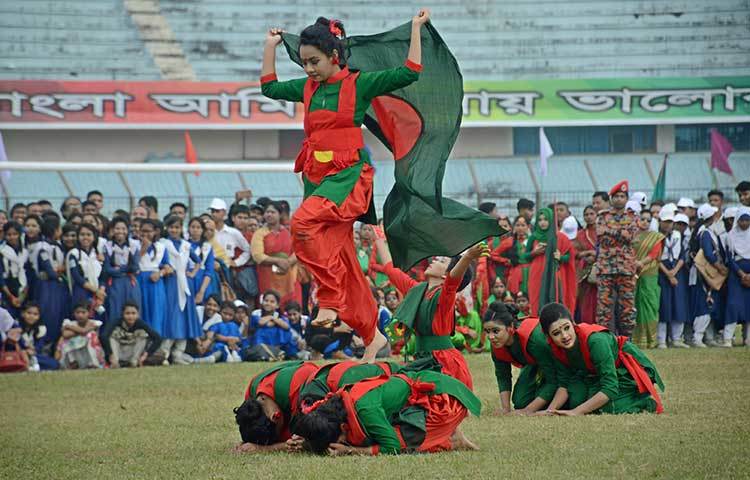 পতাকা নিয়ে এক শিক্ষার্থীর নৃত্য। ছবি : মিনহাজ উদ্দিন