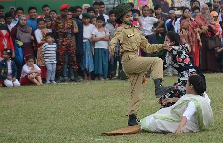 পাকিস্তানি সেনারা এভাবে নিরীহ বাঙ্গালিদের উপর অত্যাচার করেছিলো। ছবি : মিনহাজ উদ্দিন