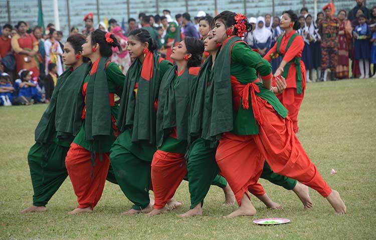 বিজয়ের গানে গানে নৃত্য। ছবি : মিনহাজ উদ্দিন