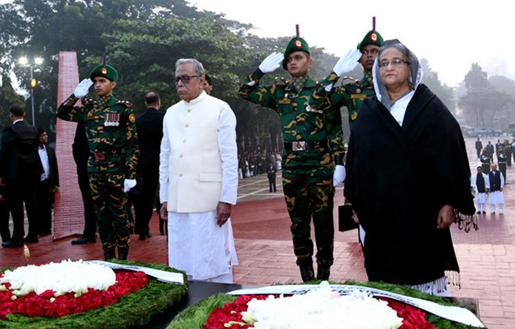 মহান বিজয় দিবসে সাভারের জাতীয় স্মৃতিসৌধে পুষ্পস্তবক অর্পণ করে জাতির পক্ষ থেকে একাত্তরের বীর শহীদদের প্রতি শ্রদ্ধা জানিয়েছেন রাষ্ট্রপতি মো. আবদুল হামিদ ও প্রধানমন্ত্রী শেখ হাসিনা। ছবি : আল-মামুন
