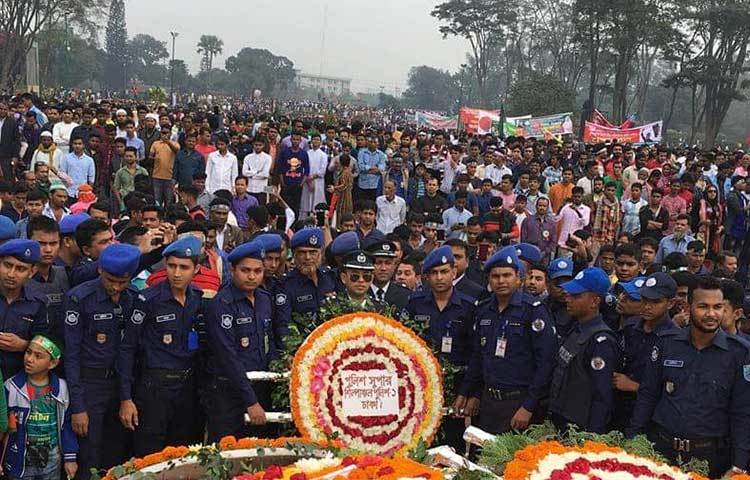 সাভার পুলিশ সুপারের (শিল্পাঞ্চল) পক্ষ শ্রদ্ধা নিবদেন করা হচ্ছে। ছবি : আল-মামুন