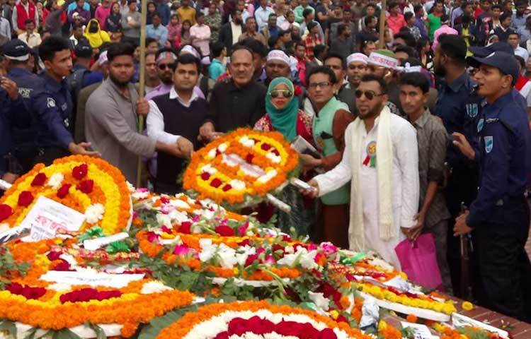 সাভার স্মৃতিসৌদে শহীদদের প্রতি শ্রদ্ধা জানাতে মানুষের ঢল। ছবি : আল-মামুন