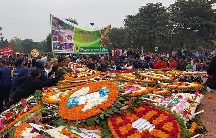 শ্রদ্ধা জানাতে এসেছেন ইমিগ্রেশন ও পাসপোর্ট অধিদফতরের কর্মকর্তা-কর্মচারীরা। ছবি : আল-মামুন