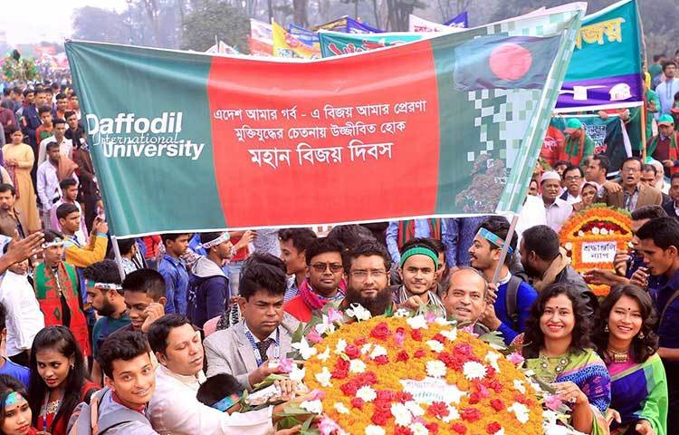 ড্যাফোডিল ইউনিভার্সিটির পক্ষ থেকে শহীদদের প্রতি শ্রদ্ধা জানানো হচ্ছে। ছবি : আল-মামুন