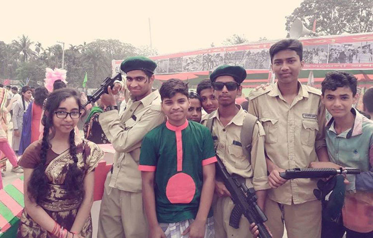 নারায়ণগঞ্জের রূপগঞ্জের মুড়াপাড়া কলেজ মাঠে স্বাধীনতা দিবসের ডিসপ্লে অনুষ্ঠানে অংশগ্রহণকারী হাজী মো. এখলাস উদ্দিন ভুঁইয়া উচ্চ বিদ্যালয় এন্ড কলেজের ছাত্র-ছাত্রীরা।