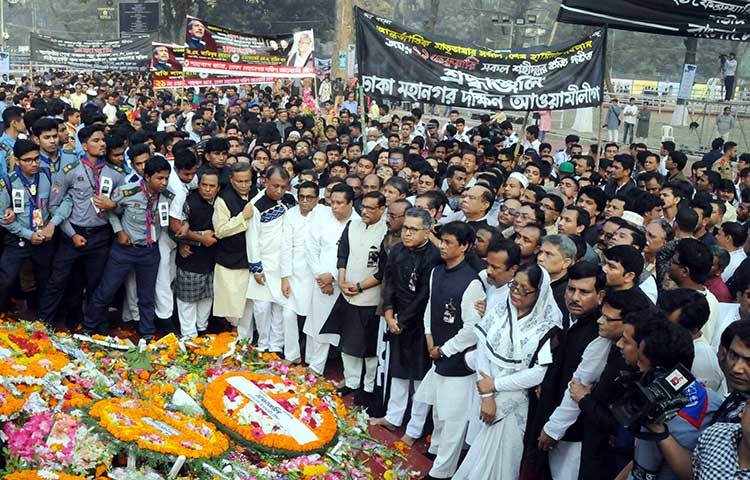 কেন্দ্রীয় শহীদ মিনারে ভাষা শহীদদের প্রতি ফুলেল শ্রদ্ধা জানাচ্ছেন বাংলাদেশ আওয়ামী লীগের নেতৃবৃন্দ। ছবি : বিপ্লব দিক্ষিৎ