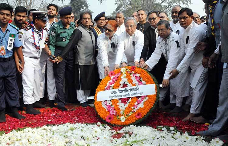 ভাষা শহীদদের প্রতি শ্রদ্ধা জানাচ্ছেন প্রধান বিচারপতি। ছবি : বিপ্লব দিক্ষিৎ