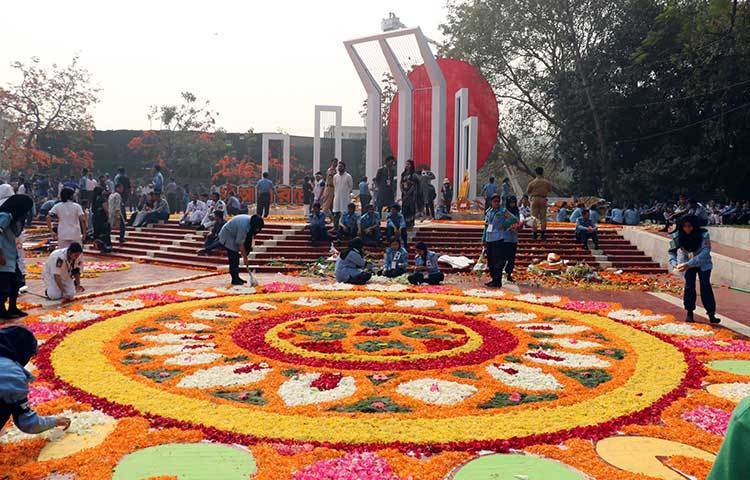 ফুলে ফুলে সাজানো হয়েছে প্রাণের শহীদ মিনার। এই মিনারে সব বাঙালির ভালোবাসা এসে মিলিত হয়েছে। ছবি : বিপ্লব দিক্ষিৎ