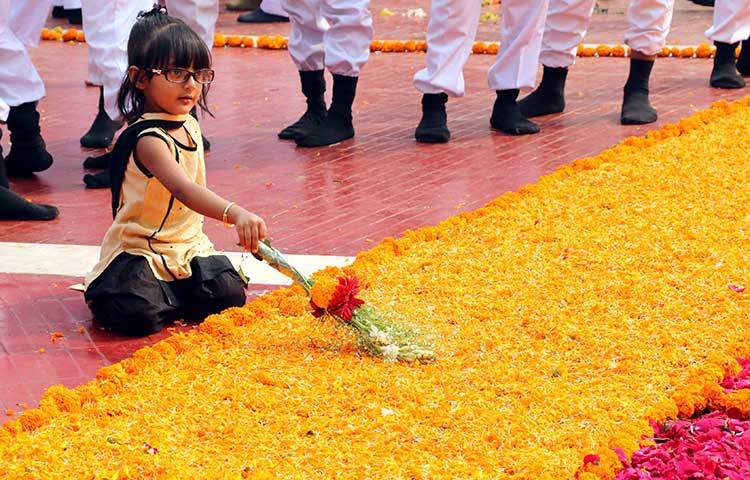 ভাষা শহীদদের জন্য ফুলেল ভালোবাসা জানাচ্ছে শিশুটি। এভাবেই সে বড় হয়ে জানবে ভাষা সংগ্রামের সুদীর্ঘ ইতিহাস। ছবি : বিপ্লব দিক্ষিৎ