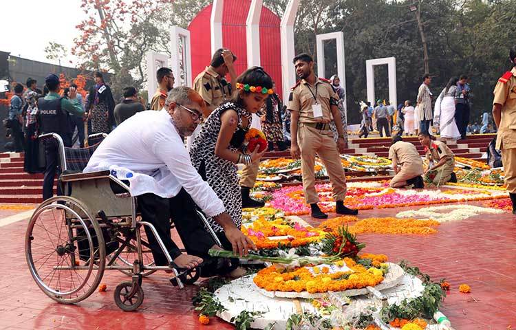 নিজের চলতে ফিরতে কষ্ট হচ্ছে, তবুও তিনি হৃদয়ের ভালোবাসা জানাতে এসেছেন শহীদ মিনারে। ছবি : বিপ্লব দিক্ষিৎ