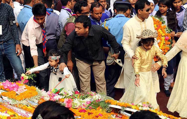 আজ ফুলে ফুলে সেজে উঠুক ভালোবাসার শহীদ মিনার। আজ মায়ের ভাষার জন্য সব ভালোবাসা প্রকাশিত হোক। ছবি : বিপ্লব দিক্ষিৎ