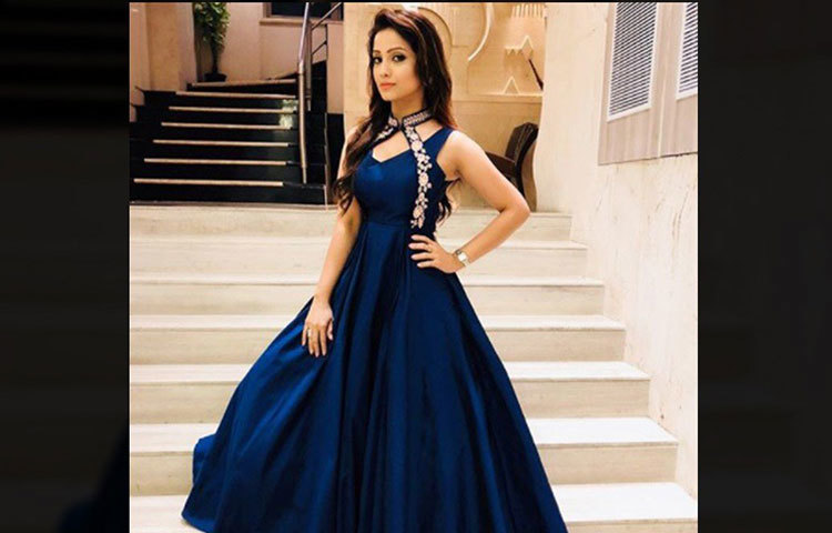 আদা খান : হিন্দি ধারাবাহিক জগতের অত্যন্ত জনপ্রিয় অভিনেত্রী। শোনা যায়, আদা বেশ কয়েকবার বলিউডে কাজ করার সুযোগ পেয়েছিলেন। কিন্তু তিনি মনে করেন, বলিউডে কাজ করতে তিনি প্রস্তুত নন। তাই সুযোগ নাকচ করেছিলেন।