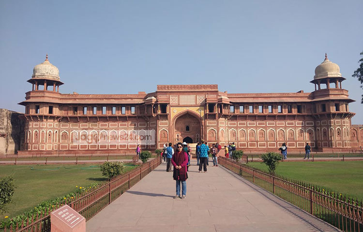 আগ্রা দুর্গ বা আগ্রার লালকেল্লা ভারতীয় উপমহাদেশের শাসক মোঘল রাজবংশের রাজকীয় আবাস্থল এবং মোগল স্থাপত্যের এক অনবদ্য নিদর্শন। ছবি : জাগো নিউজ