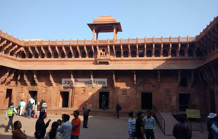 আগ্রা দুর্গের বিভিন্ন কক্ষ ঘুরে ঘুরে দেখছেন পর্যটকরা। ছবি : জাগো নিউজ