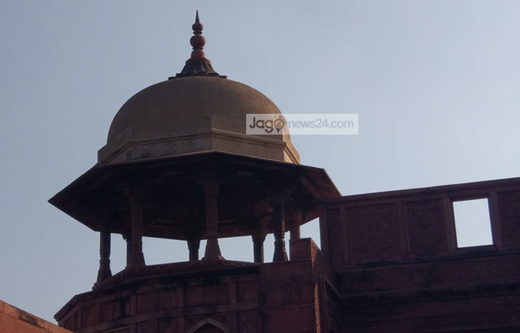 আগ্রা দুর্গটি ভারতের একটি রাজ্য উত্তর প্রদেশের আগ্রার যমুনা নদীর তীরে অবস্থিত। ছবি : জাগো নিউজ