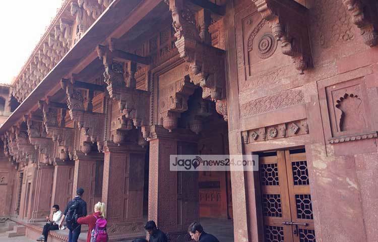 এটি দেখে বিশ্বের সব দেশের পর্যটকরা মুগ্ধ হয়ে যান। ছবি : জাগো নিউজ