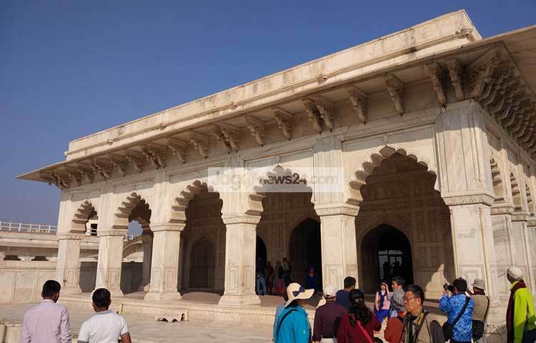 আগ্রা দুর্গ দেখতে আসা পর্যটকদের ভিড়। ছবি : জাগো নিউজ