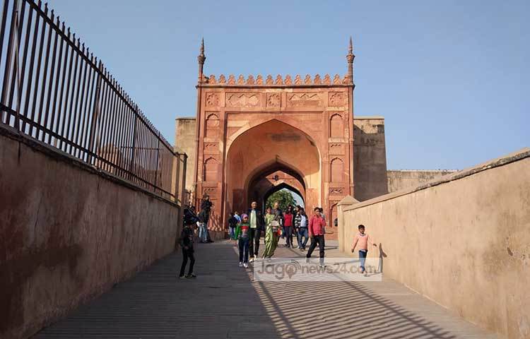 আগ্রা দুর্গ রাঙা বেলেপাথরের তৈরি। দুর্গের প্রাঙ্গণের আয়তন ২.৫ কি.মি.। ছবি : জাগো নিউজ