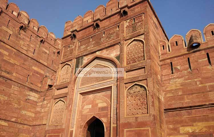 ১৪৭৫ সালে আগ্রা ফোর্ট ছিল রাজা বাদল সিং এর অধীনে ইষ্টক নির্মিত একটি সামরিক দুর্গ। যার নাম ছিল বাদলগড়। ইতিহাসে ১০৮০ সালে সর্বপ্রথম এর উল্লেখ পাওয়া যায়। ছবি : জাগো নিউজ