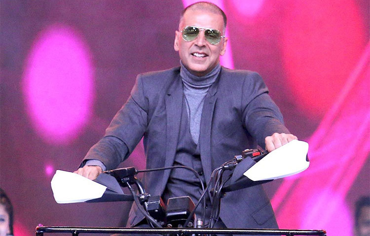 অক্ষয় কুমার : মাঝপথেই কলেজের পড়া ছেড়ে মার্শাল আর্টে নজর দেন এ অভিনেতা।