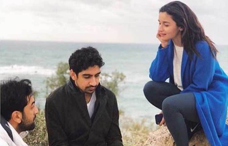 নতুন বছরের প্রথম সপ্তাহেই ‘ব্রহ্মাস্ত্র’ ছবির শুটিং শুরু করলেন আলিয়া ভাট। ছবির মুখ্য অভিনেতা রণবীর কাপুর ও পরিচালক অয়ন মুখোপাধ্যায়ের সঙ্গে ইজরাইলে শুটিং করার সেই ছবি ভাইরাল হল সোশ্যাল মিডিয়ায়।