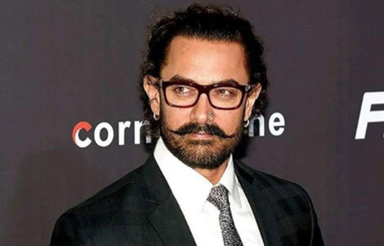 ছবির নাম ‘ঠগস অব হিন্দোস্তান’। আমিরের লুকেই খল চরিত্রের ছাপ। এই ছবিতে অ্যান্টি-হিরো আমির। ছবিতে অভিনয় করেছেন অমিতাভ বচ্চন, ক্যাটরিনা কাইফ, ফাতিমা সানা শেখ। চলতি বছরে দীপাবলির সময়ে এই ছবি মুক্তি পাওয়ার কথা।