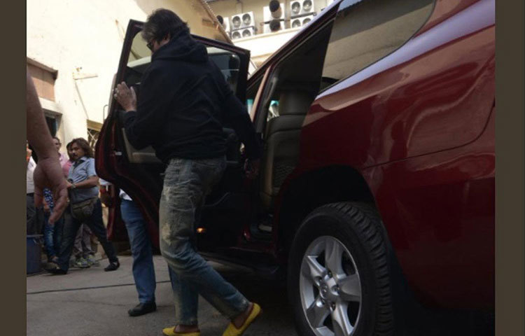 বচ্চন দম্পতির গ্যারাজে রয়েছে ১২টি বিলাসবহুল গাড়ি, যার মোট দাম প্রায় ১৩ কোটি টাকারও বেশি। এগুলির মধ্যে রয়েছে একটি রোলস রয়েস, তিনটি মার্সেডিজ, একটি পোরশা এবং একটি রেঞ্জ রোভার। অমিতাভের একটি ন্যানো ও ট্র্যাক্টরও রয়েছে।