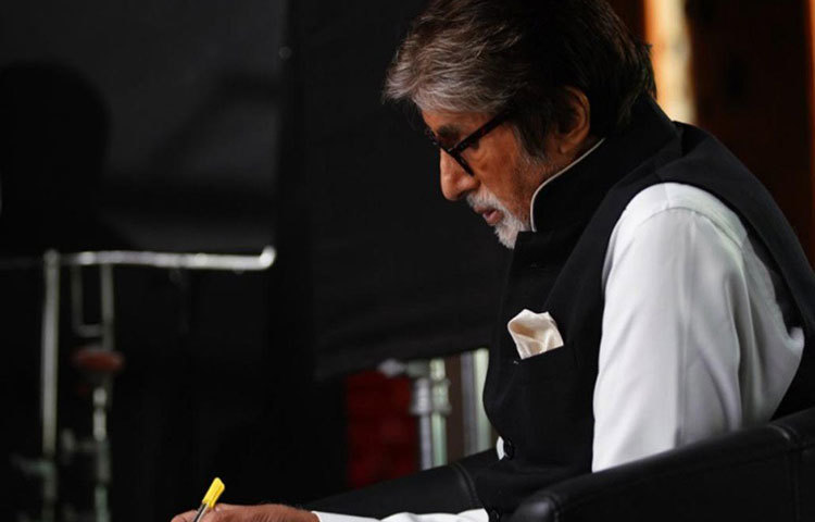 অমিতাভ ও জয়ার দুটি ঘড়ি রয়েছে যার একটির দাম ৩ কোটি ৪০ লক্ষ টাকা। অপরটি ৫১ লক্ষ টাকার। অমিতাভের একটি পেন রয়েছে যার দাম ৯ লক্ষ টাকারও বেশি।