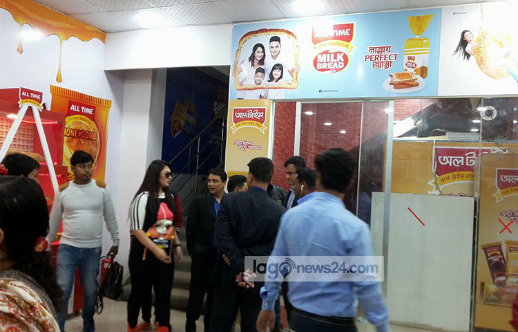 এ অভিনেত্রীর উপস্থিতিতে চমকে যান ক্রেতা-দর্শনর্থীরা। অনেকেই এ সেলিব্রেটির পিছু পিছু ছুটতে থাকেন। ছবি : জাগো নিউজ