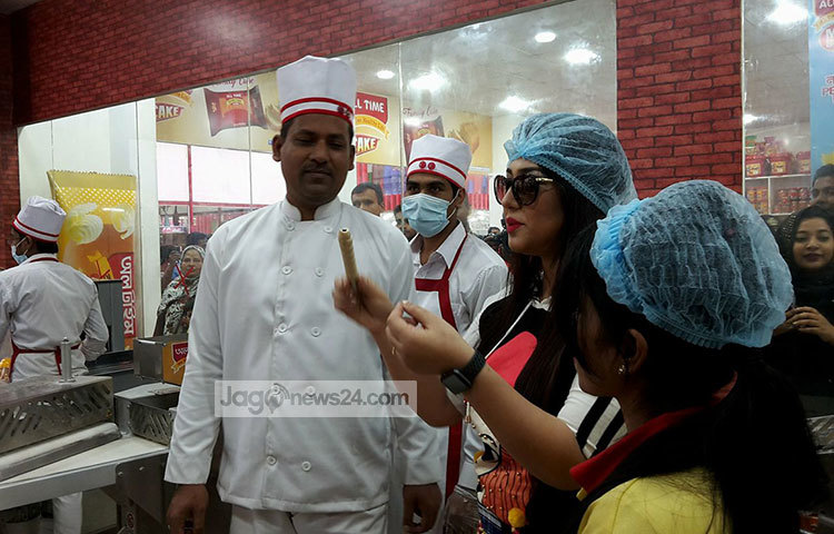 ‘লাইভ ফ্যাক্টরি’ অর্থাৎ অল টাইম স্বয়ংক্রিয় মেশিনে হাইজেনিক ও হেলথি খাবার তৈরির দৃশ্য ঘুরে ঘুরে দেখেন অপু বিশ্বাস। ছবি : জাগো নিউজ