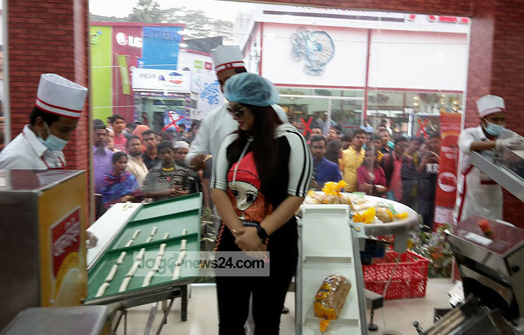 ‘লাইভ ফ্যাক্টরি’তে পণ্য উৎপদনের দৃশ্য দেখছে অপু বিশ্বাস। ছবি : জাগো নিউজ