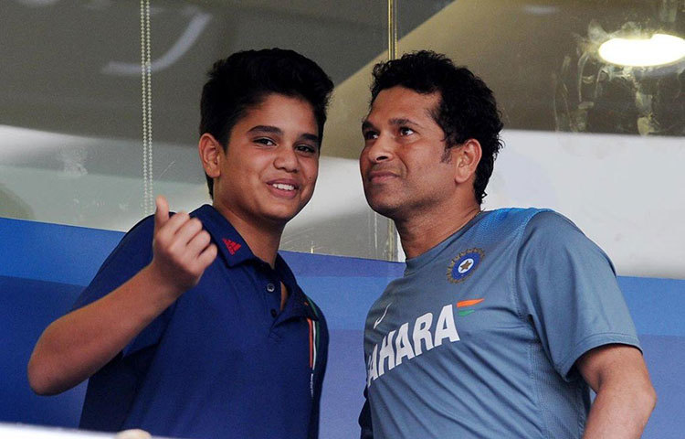 অর্জুন তেন্ডুলকার : শচীন পুত্র অর্জুন সিডনি ক্রিকেট গ্রাউন্ডে গ্লোবাল চ্যালেঞ্জ টি-টোয়েনটি ২৭ বলে ৪৮ রান করেন। বোলিংও ভালোই করেন।