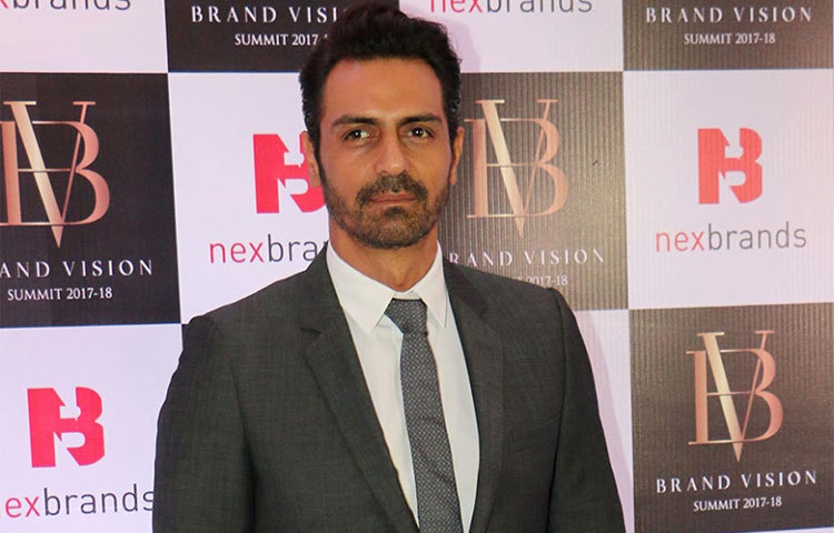 অর্জুন রামপাল : অভিনেতা অর্জুন রামপাল চলচ্চিত্রে আসার আগে মডেলিং করতেন।