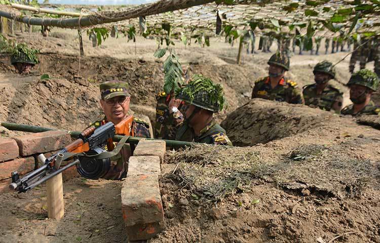 এলএমজি পরিখা পরিদর্শন করছেন সেনাবাহিনী প্রধান।