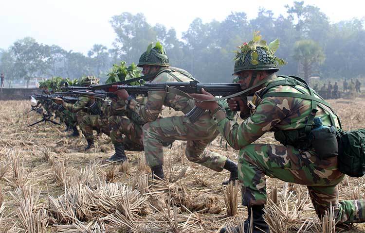 আক্রমণ অভিযানের পূর্বে প্রস্তুত সেনা সদস্যবৃন্দ।