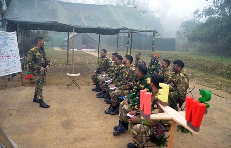 অপারেশন পূর্বে অধীনস্ত সাব কমান্ডারদের ব্রিফ্রিং করছেন অপারেশন কমান্ডার।