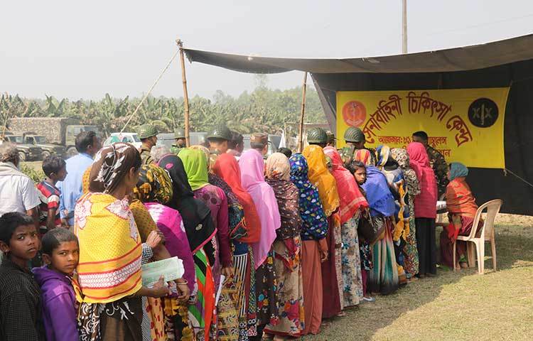 শীতকালীন প্রশিক্ষণ চলাকালীন সেনাবাহিনী কর্তৃক বিনামূল্যে চিকিৎসা সেবা প্রদান।