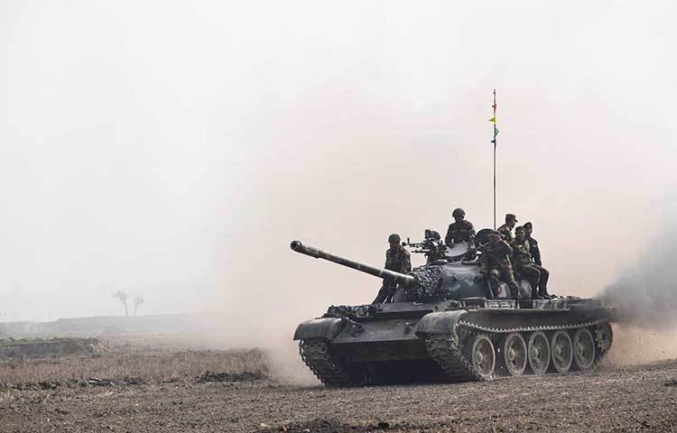 শীতকালীন প্রশিক্ষণে ট্যাঙ্কের ম্যানুভার।