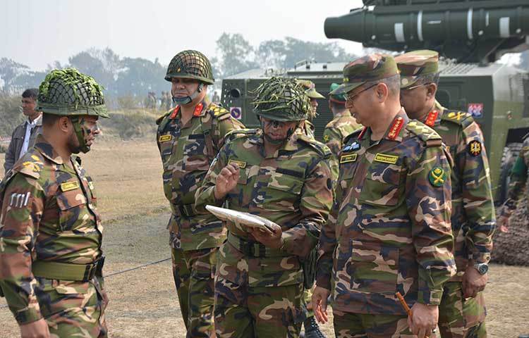 সেনাবাহিনী প্রধানকে ব্রিফিং করছেন ইউনিট অধিনায়ক।