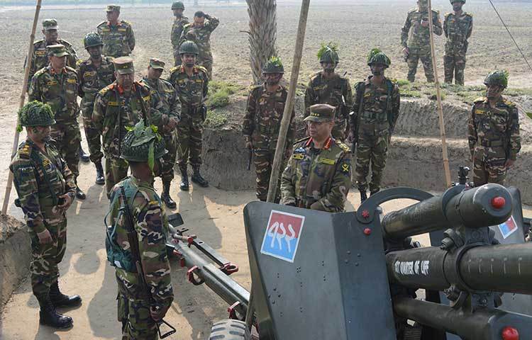 সেনাবাহিনী প্রধানের একটি ইউনিটের আর্টিলারি গান পজিশন পরিদর্শন।