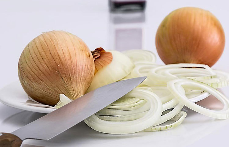 পেঁয়াজ : পেঁয়াজ যে কোনো প্রদাহজনিত রোগ উপশমে খুবই উপকারি। তা ছাড়া নাসাপথকে পরিষ্কার রাখতে সাহায্য করে। শ্বাসকষ্ট দূর করতে কাঁটা পেঁয়াজ খান।