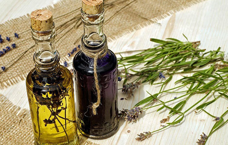 ল্যাভেন্ডার তেল : গরম পানির মধ্যে ৫-৬ ফোঁটা ল্যাভেন্ডার তেল ফেলে দিন। এবার ধীরে ধীরে ভেপার নিন। ম্যাজিকের মতো কাজ হবে।