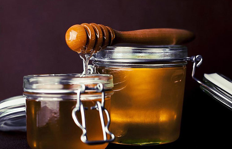 মধু : হাঁপানি নিরাময়ের অন্যতম প্রাচীন টোটকা হল মধু। বিশেষজ্ঞদের মতে, রোজ রাতে ঘুমাবার আগে এক চামচ মধুর সঙ্গে দারুচিনি গুঁড়ো মিশিয়ে খেলে শ্বাসকষ্ট কমে যায়। সর্দি-কাশিতেও অনেক আরাম পাওয়া যায়।