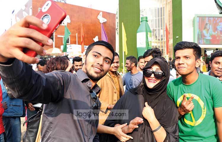 ভক্তদের সেলফিতে বন্দি হচ্ছেন ববিতা। বোরকায় মুখ লুকিয়ে হঠাৎ বাণিজ্য মেলায় হাজির হয়েছিলেন ঢাকাই চলচ্চিত্রের নন্দিত দুই অভিনেত্রী ববিতা ও চম্পা। ছবি : মাহবুব আলম