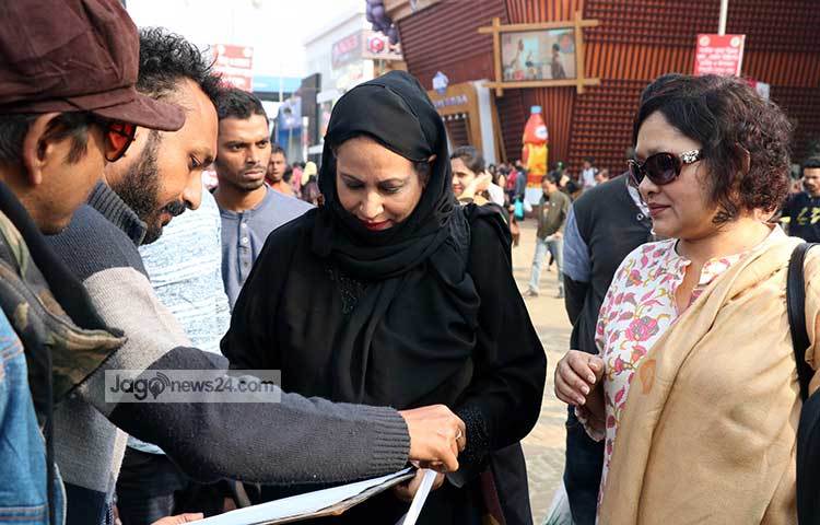 মেলার মাঠে ভক্তদের অটোগ্রাফ দিচ্ছেন চম্পা। ছবি : মাহবুব আলম