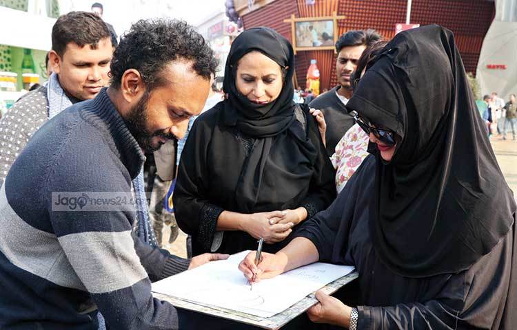 ববিতাও ভক্তদের অটোগ্রাফ দিচ্ছেন। বোরকা পরে নিজেদের আড়াল করতে চাইলেও ভক্তদের দৃষ্টি তারা এড়াতে পারেননি ববিতা-চম্পা। ছবি : মাহবুব আলম