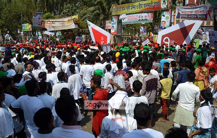 সোহরাওয়ার্দী উদ্যানে প্রবেশ করছে জনতার ঢল। ছবি : বিপ্লব দিক্ষিৎ